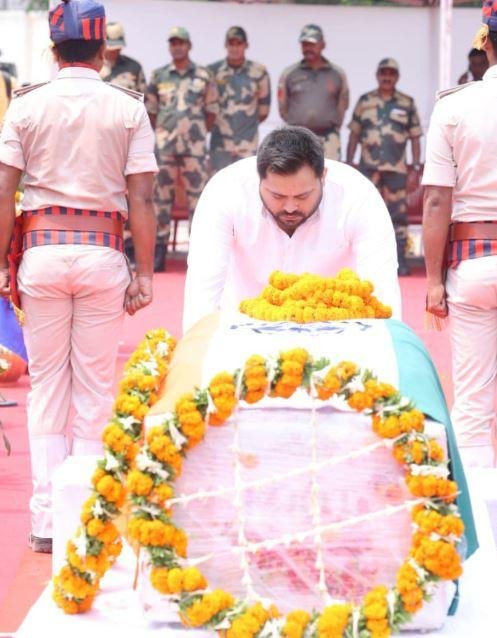 तिरंगे में लिपटे बिहार के लाल का पार्थिव शरीर पहुंचा, एयरपोर्ट पर दी गई श्रद्धांजलि तिरंगे में लिपटे बिहार के लाल का पार्थिव शरीर पहुंचा, एयरपोर्ट पर दी गई श्रद्धांजलि