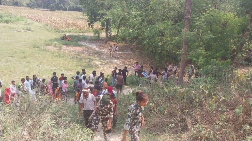 छत पर सर कटा मिला युवक का शव, जांच में जुटी पुलिस छत पर सर कटा मिला युवक का शव, जांच में जुटी पुलिस