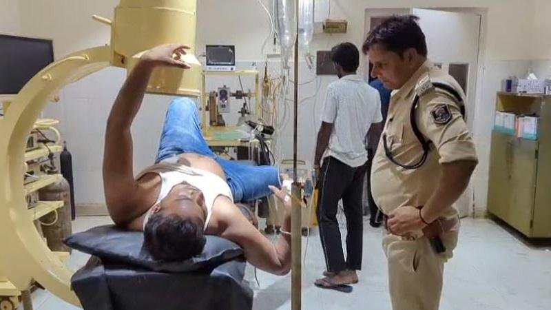 फायरिंग के दौरान तिलक समारोह से वापस लौट रहे JE को लगी गोली