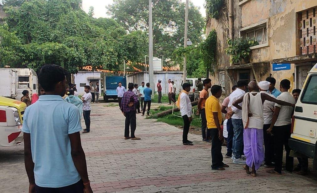 Giridih Accident : बारात से लौट रही बोलेरो की पेड़ से भयंकर टक्कर, दो की दर्दनाक मौत पांच गंभीर...