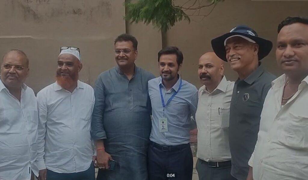 Breaking : जीत के बाद जश्न मनाते सदस्य