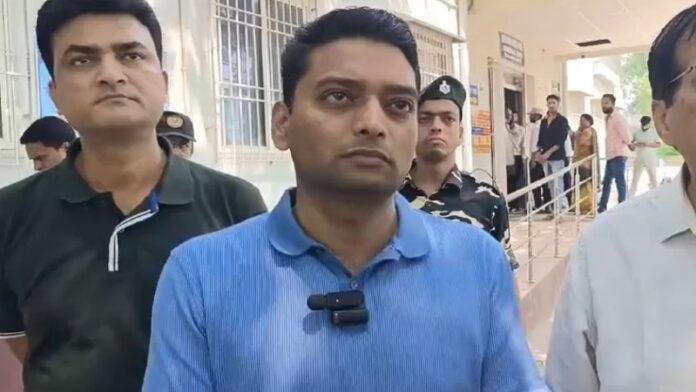 DM ने सदर अस्पताल का किया औचक निरीक्षण, नदारद रहे कई कर्मी