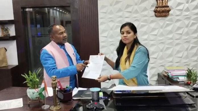 DM से पूर्व विधायक ने की मुलाकात, कहा- गुप्ता धाम तक हेलीकॉप्टर सेवा हो शुरू