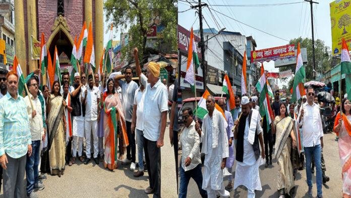 सेना के समर्थन में कांग्रेस पार्टी द्वारा निकाली गई भव्य तिरंगा यात्रा