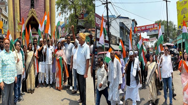 सेना के समर्थन में कांग्रेस पार्टी द्वारा निकाली गई भव्य तिरंगा यात्रा
