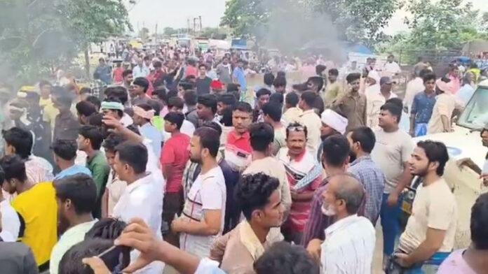 रोशना-प्राणपुर सड़क जाम, मृतक के शव को एंबुलेंस में रख ग्रामीण कर रहे प्रदर्शन