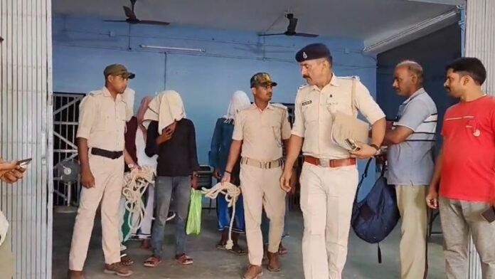 पीड़ित नाबालिग आदिवासी छात्रा का मेडिकल देर से होने पर परिजनों ने किया जमकर हंगामा