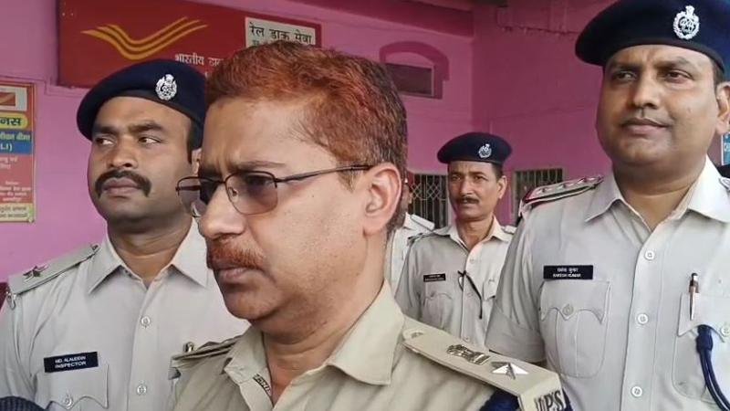 सुरक्षा को लेकर अलर्ट मोड पर कटिहार रेल मंडल, रेल एसपी ने स्टेशन का किया निरीक्षण