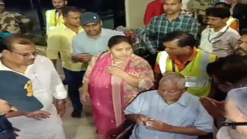 दिल्ली से पटना पहुंचे लालू यादव, कहा- हमें गर्व है सेना पर