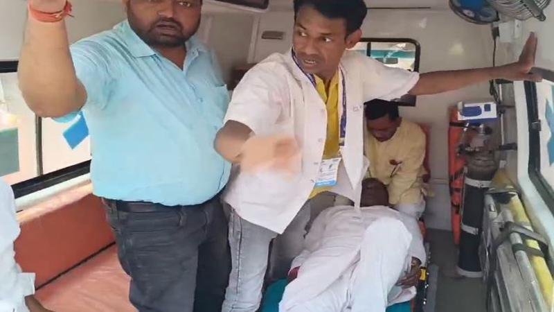 CM के कार्यक्रम में प्लाई मेट में फंसकर गिरे सांसद, कमर में लगी गहरी चोट