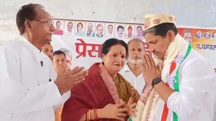 कांग्रेस सांसद का अजीबो-गरीब स्वागत, पहनाई गई BJP चुनाव चिन्ह वाली टोपी