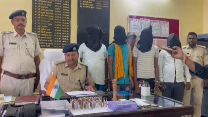 भारी मात्रा में जिंदा कारतूस व अवैध हथियार के साथ 4 अपराधी गिरफ्तार