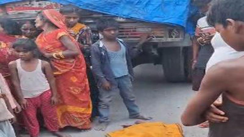 तेज रफ्तार ट्रक ने मासूम की ली जान, ग्रामीणों ने चालक को किया पुलिस के हवाले