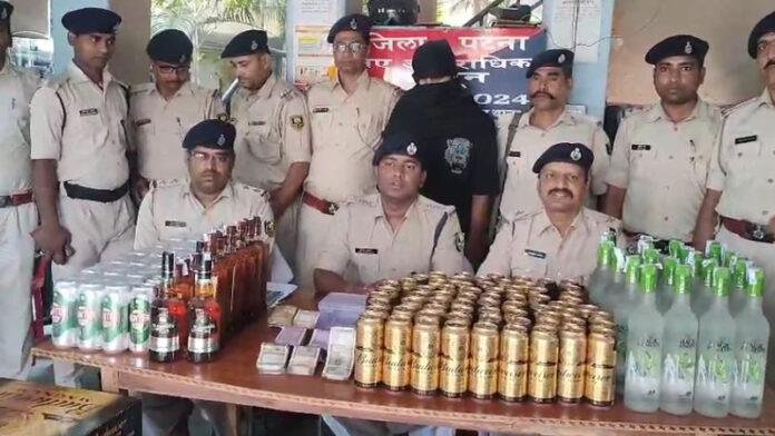 पुलिस ने घर से बरामद किया लाखों की अंग्रेजी शराब, नगद व कार के साथ तस्कर गिरफ्तार