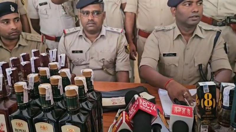 भारी मात्रा में विदेशी शराब के साथ 7 लाख नगद जब्त, धंधेबाज गिरफ्तार