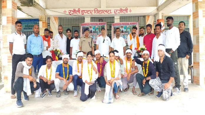 2 छात्राएं समेत 20 अभ्यर्थी बने बिहार पुलिस में सिपाही, थानाध्यक्ष ने किया सम्मानित