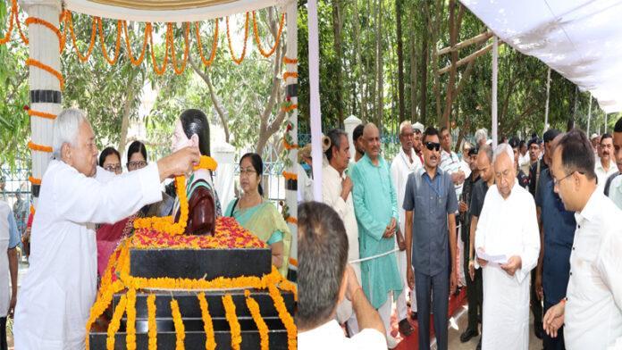 मुख्यमंत्री ने अपनी धर्मपत्नी की पुण्यतिथि पर भावभीनी दी श्रद्धांजलि, पुत्र निशांत भी रहे मौजूद