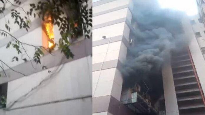 एग्जिबिशन रोड स्थित LIC बिल्डिंग में लगी भीषण आग