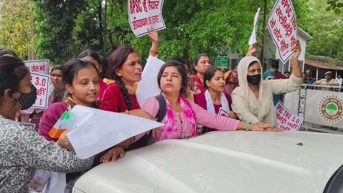 Breaking : CM आवास के बाहर BPSC छात्रों पर पुलिस ने किया लाठीचार्ज