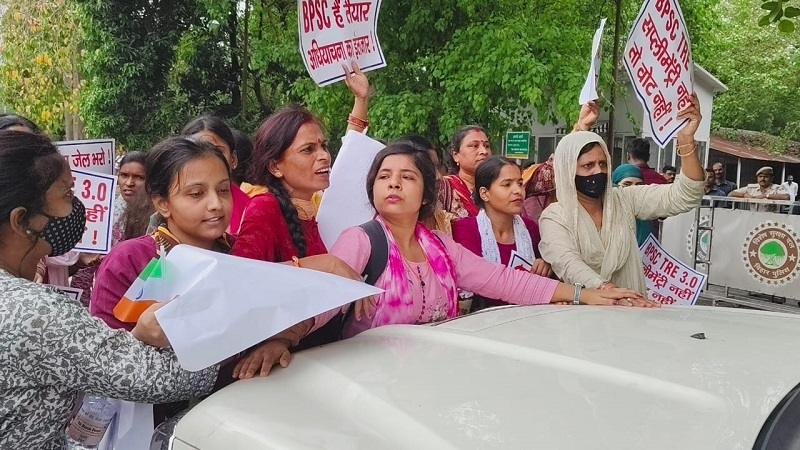 Breaking : CM आवास के बाहर BPSC छात्रों पर पुलिस ने किया लाठीचार्ज