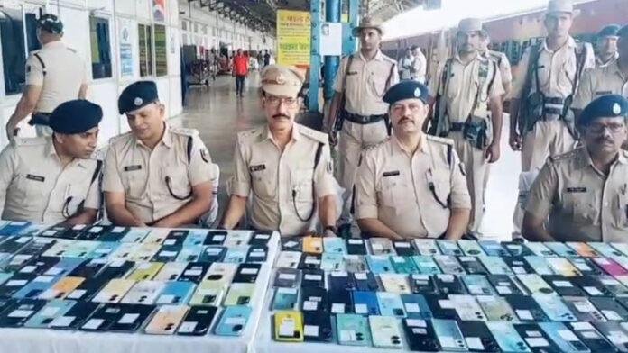रेल पुलिस ने 3 सौ लीटर शराब के साथ 150 मोबाइल किया जब्त