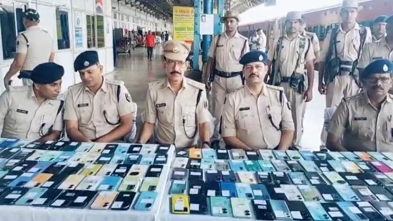 रेल पुलिस ने 3 सौ लीटर शराब के साथ 150 मोबाइल किया जब्त