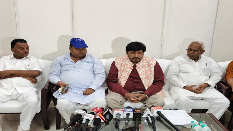 क्या बोल गए अठावले, कहा- पाक के साथ एक बार आर-पार की होनी चाहिए लड़ाई