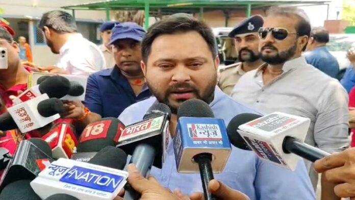 शहीद जवान के परिवार से मिलने के लिए निकले तेजस्वी, परिजनों को देंगे सहायता राशि