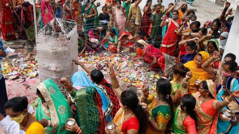 शोभन योग में कल वट सावित्री, अखंड सौभाग्य व संतान प्राप्ति की कामना से महिलाएं रखेंगी व्रत