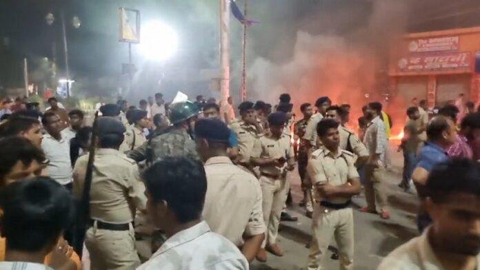 Hajipur में थाना से 100 मीटर दूर गोली मारकर एक व्यक्ति की हत्या, आक्रोशित लोगों ने... Hajipur में थाना से 100 मीटर दूर गोली मारकर एक व्यक्ति की हत्या, आक्रोशित लोगों ने...