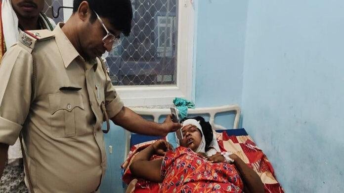 मोबाइल छिनतई के दौरान बदमाशों ने महिला को ट्रेन से धकेला