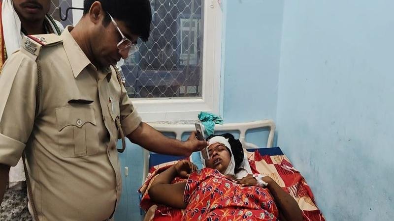 मोबाइल छिनतई के दौरान बदमाशों ने महिला को ट्रेन से धकेला
