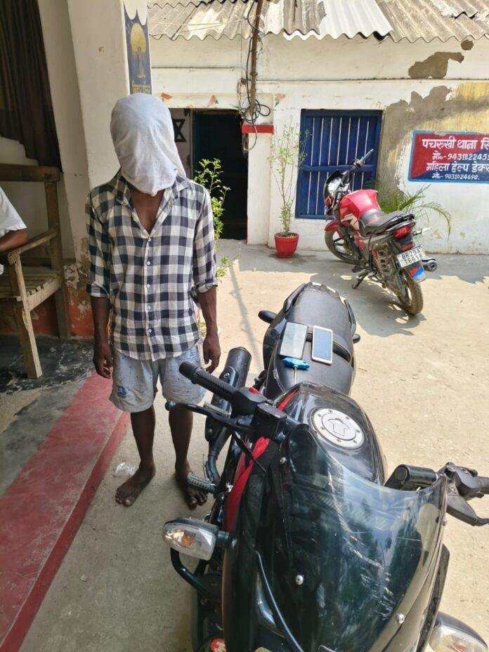 Siwan: पचरुखी में बाइक चेकिंग के दौरान दो बाइक चोरों में से एक गिरफ्तार