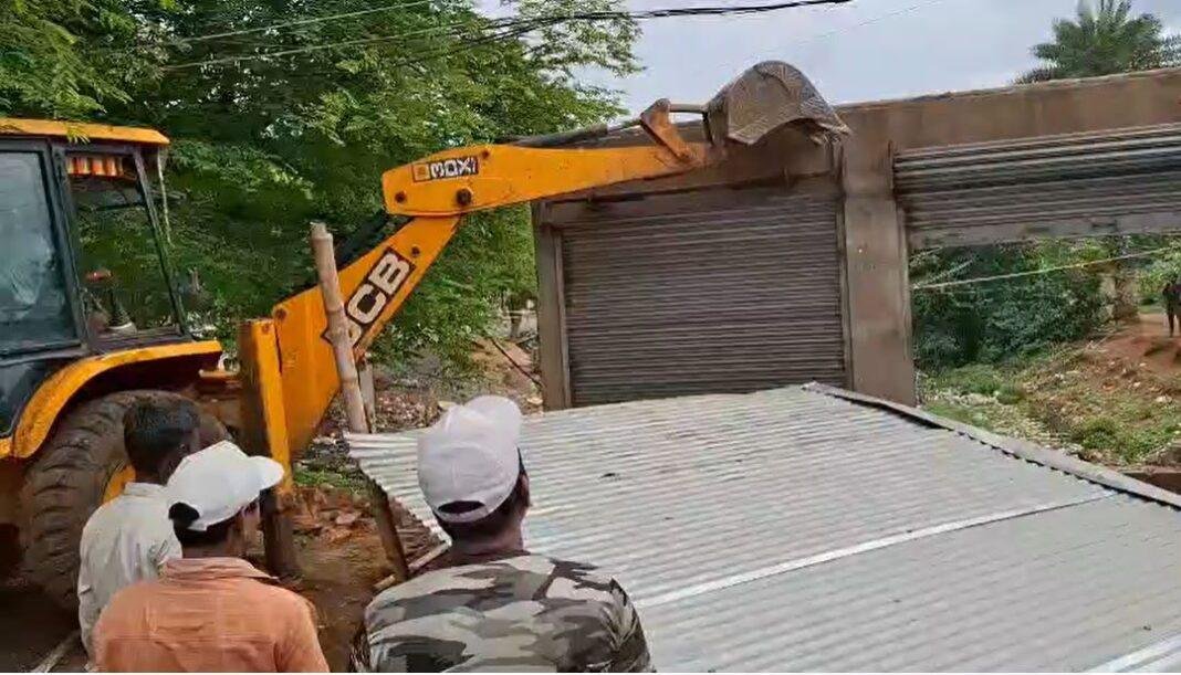 Pakur : अतिक्रमण पर चला प्रशासन का बुलडोजर