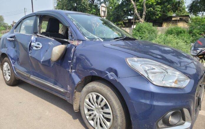 Dhanbad : कार और आयरन लदे ट्रक में जोरदार टक्कर, टली बड़ी घटना...