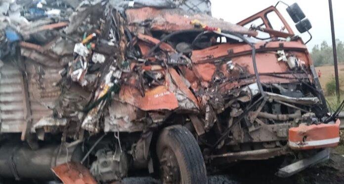jt Giridih Accident : दो ट्रकों में भयंकर टक्कर, वाहनों के उड़े चिथड़े, दोनों चालको समेत 10 मवेशियों की मौत...
