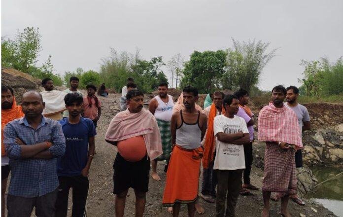 Giridih : बंद पड़े खदान में नहाने के दौरान डूबा युवक, अब तक नहीं मिला शव, ग्रामीणों में आक्रोश...