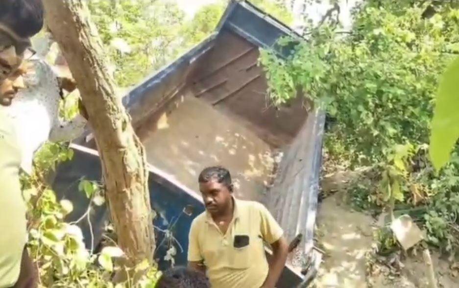 Koderma : गिट्टी के नीचे छिपाकर ले जाई जा रही थी शराब की बड़ी खेप, हाईवा पलटने से ऐसे खुला राज... Koderma : वाहन पलटने से खुला राज