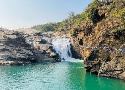 Khunti : पेरवाघाघ फॉल में डूबने से रिम्स के डॉक्टर की मौत, कई घायल...