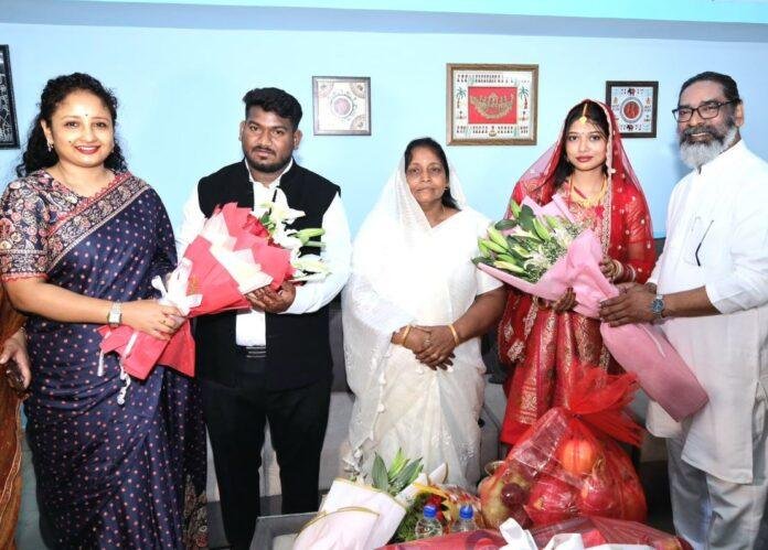 k6tr Bokaro : सीएम हेमंत सोरेन पूर्व मंत्री स्व. जगरनाथ महतो के बेटे की शादी में हुए शामिल, दिया आशीर्वाद...