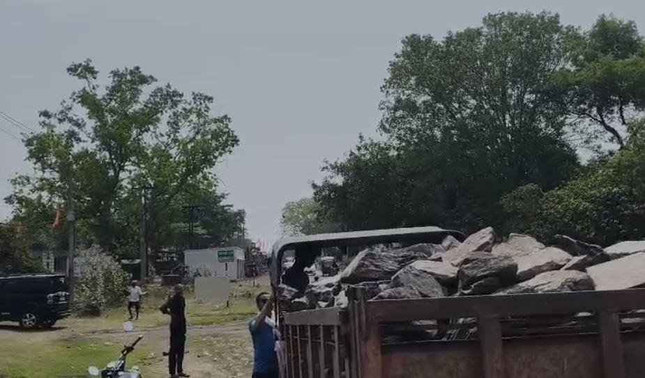 Dhanbad : बिना नंबर प्लेट की धड़ाधड़ दौड़ रही ट्रैक्टर से बढ़ रही दुर्घटनाएं, प्रशासन मौन...