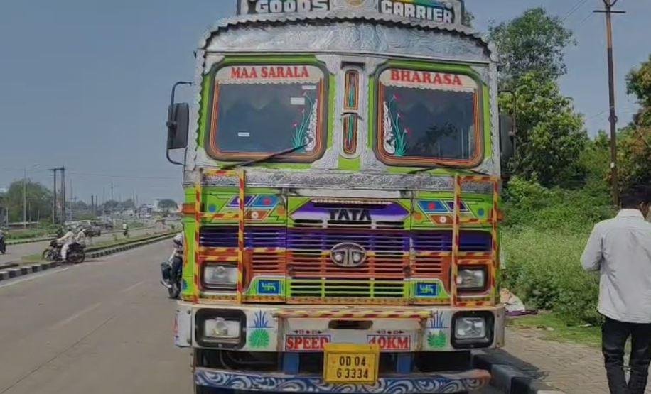 Dhanbad : घटना के बाद खड़ी ट्रक 