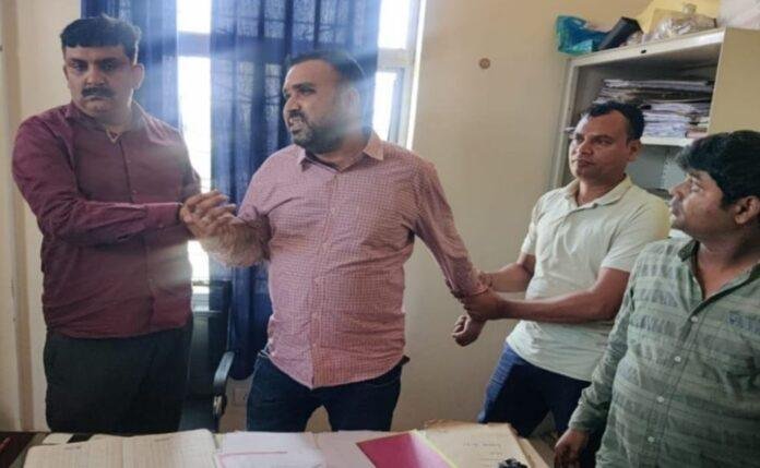 Giridih : घूस लेते रंगेहाथ धराया लिपिक, धनबाद ACB ने बड़ी की कार्रवाई...