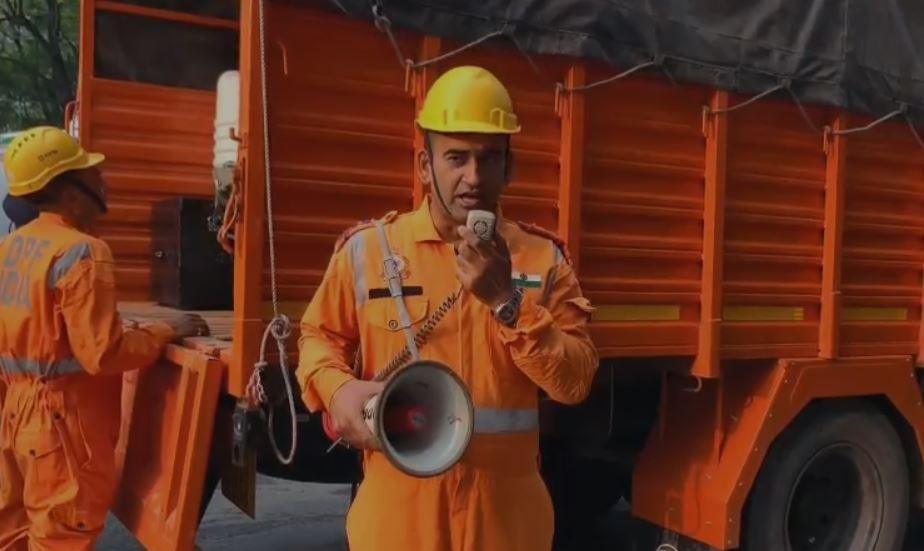 Ranchi Mock Drill : भागो बम गिरा! सायरन बजाती दौड़ती गाड़ियां राहत कार्य में जुटी टीम, ऐसी रही मॉक ड्रिल... Ranchi Mock Drill : ड्रिल से पहले चेतावनी देती टीम