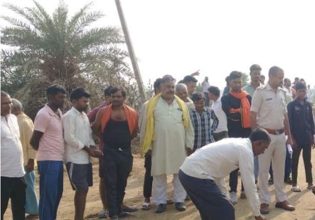 Palamu में दर्दनाक हादसा, 11 हजार वोल्ट तार की चपेट में आकर जिंदा जले पिता-पुत्र, मौत... Palamu : घटना के बाद जुटी लोगों की भीड़