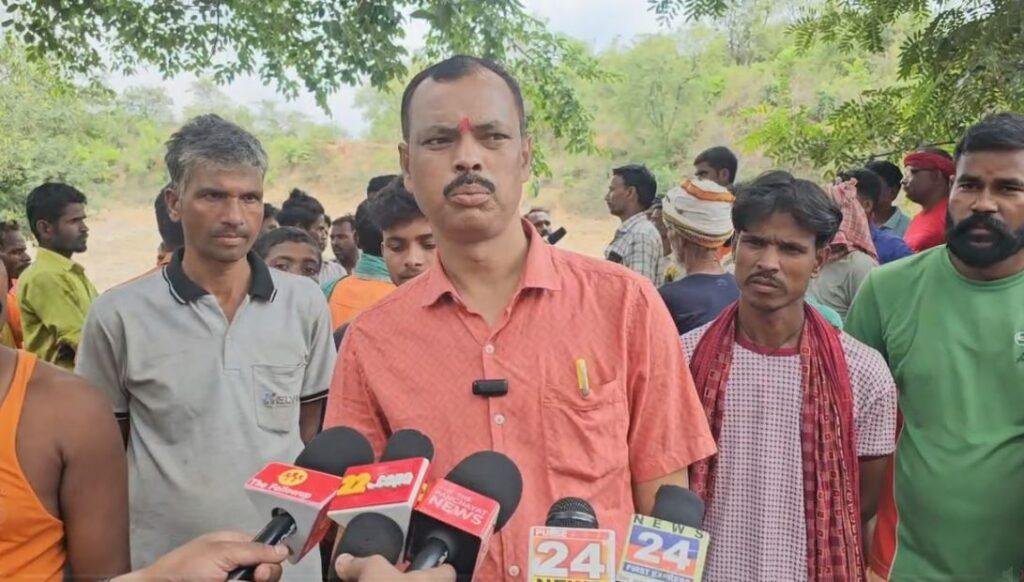 Hazaribagh : मामले की जानकारी देता ग्रामीण
