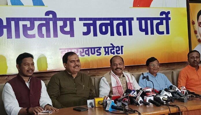 Breaking : रघुवर दास का हेमंत सरकार पर बड़ा हमला, पेसा कानून लागू न करने को लेकर उठाए ये गंभीर सवाल...