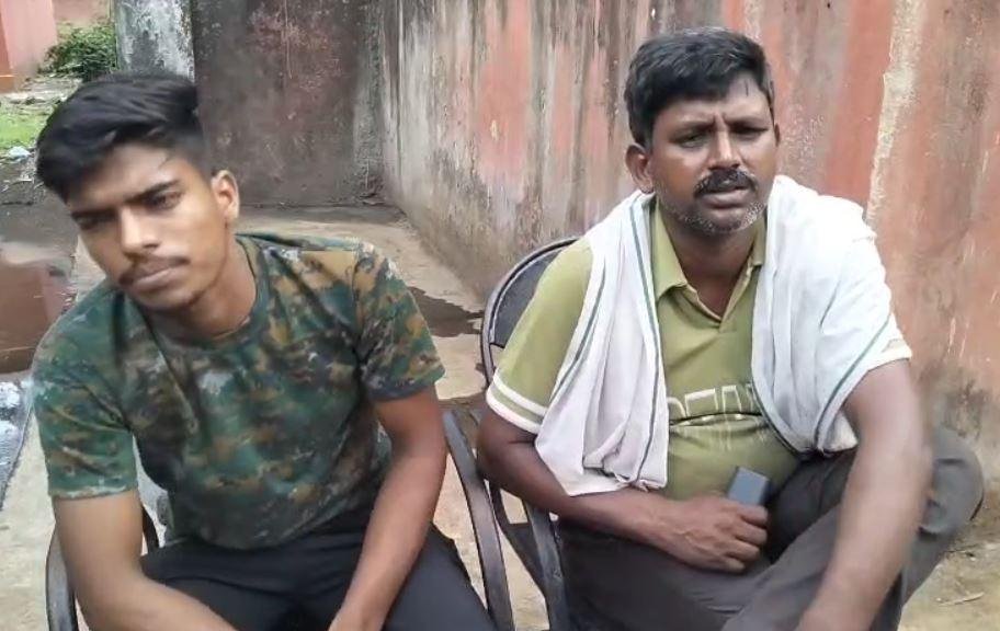Chatra Murder : शादी के बीच में फायरिंग, गोली लगने से युवक की दर्दनाक मौत, बारात में नाचने को... 2 22Scope News Chatra Murder : घटना के बाद शोकाकुल परिजन