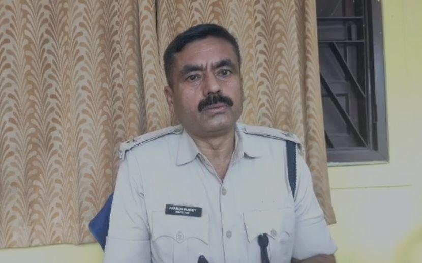 Dhanbad Murder : पत्थर से कूचकर गार्ड की हत्या से दहशत का माहौल, जांच में जुटी पुलिस... Dhanbad Murder : घटना के बाद जुटी लोगों की भीड़