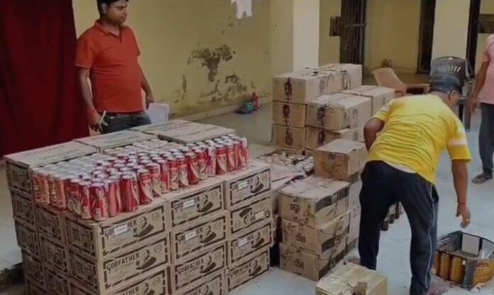 l67 Koderma : गिट्टी के नीचे छिपाकर ले जाई जा रही थी शराब की बड़ी खेप, हाईवा पलटने से ऐसे खुला राज...